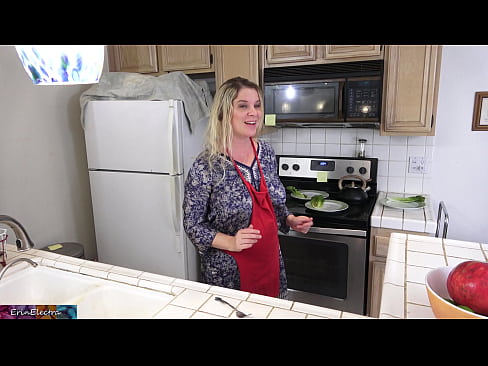 ❤️ Matrigna che lo munge in cucina prima del suo appuntamento ❤❌ Video di sesso di qualitàal it.libporno.ru ❌️
